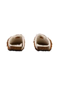 Brune ruskinds slip-on klipklappere med et fluffy hvidt foer og tekstureret gummisål, med en rund tå og uden synlig hardware.