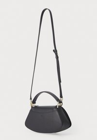 Μαύρη δερμάτινη τσάντα χεριού με καμπυλωτή σιλουέτα, διαθέτοντας λαβή πάνω και ρυθμιζόμενο λουρί ώμου. Χρυσές λεπτομέρειες.