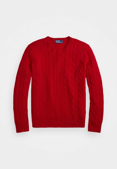 Suéter rojo de punto trenzado con cuello redondo, que presenta un patrón texturizado, puños y dobladillo acanalados, hecho de una tela suave y elástica.