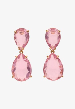 Orecchini a goccia rosa con due pietre sfaccettate, montate in metallo dorato. La pietra più grande pende sopra una pietra più piccola, entrambe sono traslucide.