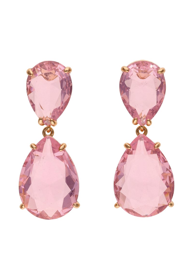 Ružičaste naušnice u obliku suze s dva fasetirana kamena, postavljena u zlatno toniranoj metalnoj podlozi. Veći kamen visi iznad manjeg, oba su prozirna.