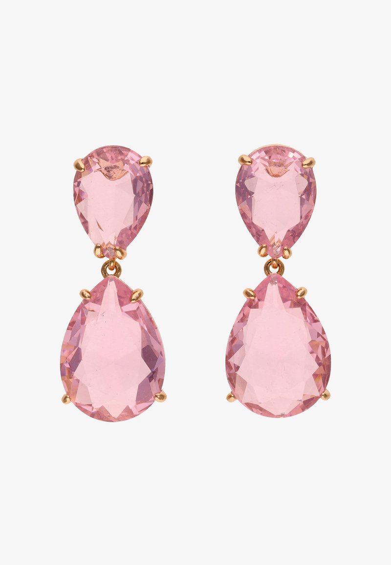 Ružičaste naušnice u obliku suze s dva fasetirana kamena, postavljena u zlatno toniranoj metalnoj podlozi. Veći kamen visi iznad manjeg, oba su prozirna.