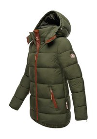 Olijfgroene pufferjack met capuchon, gewatteerd ontwerp, bruine accenten en twee voorzakken met rits. Bevat branding op de rits.