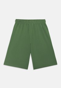 Groene, knielange shorts van zachte, ademende stof. Voorzien van een elastische tailleband voor comfort en een eenvoudig, onopgesmukt ontwerp.