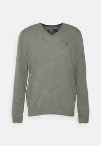 Grå v-ringad tröja i mjukt stickat material. Har långa ärmar och en liten logotyp på vänster bröst. Enfärgad design utan mönster.