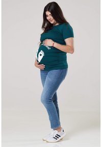 Chelsea Clark LITTLE FEET FUNNY - Trükipildiga T-särk - dark green