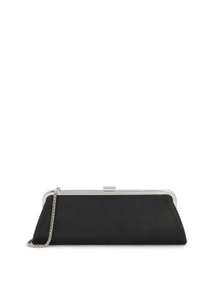 Longue pochette noire avec cadre métallique argenté et bandoulière chaîne posée sur un fond blanc.