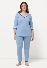 Conjunto de pijama azul claro que incluye una parte superior con cuello en V y acentos a rayas, de mangas tres cuartos, combinado con pantalones a juego y detalles en los puños.