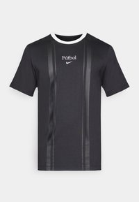 Zwarte katoenen T-shirt met korte mouwen. Heeft glanzende zwarte verticale strepen, witte ronde hals en "Fútbol" logo met Nike swoosh.