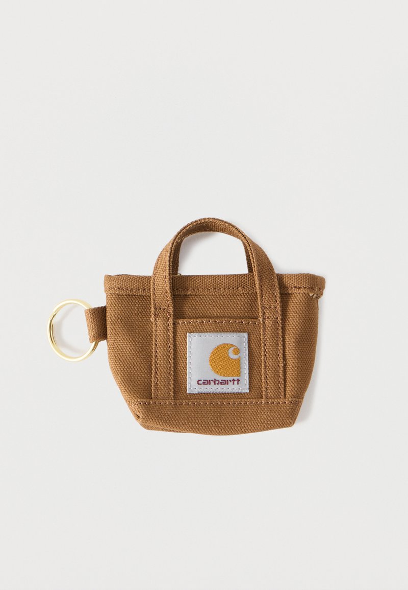 Portachiavi Carhartt in tela marrone chiaro con due manici e un anello portachiavi dorato, su sfondo bianco.