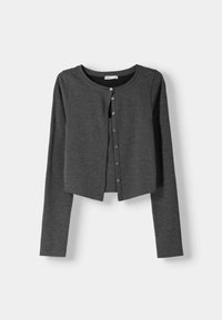 Grå kortkort kardiagan i mjukt material, med långa ärmar, rund halsringning och framknäppning med blåa knappar.