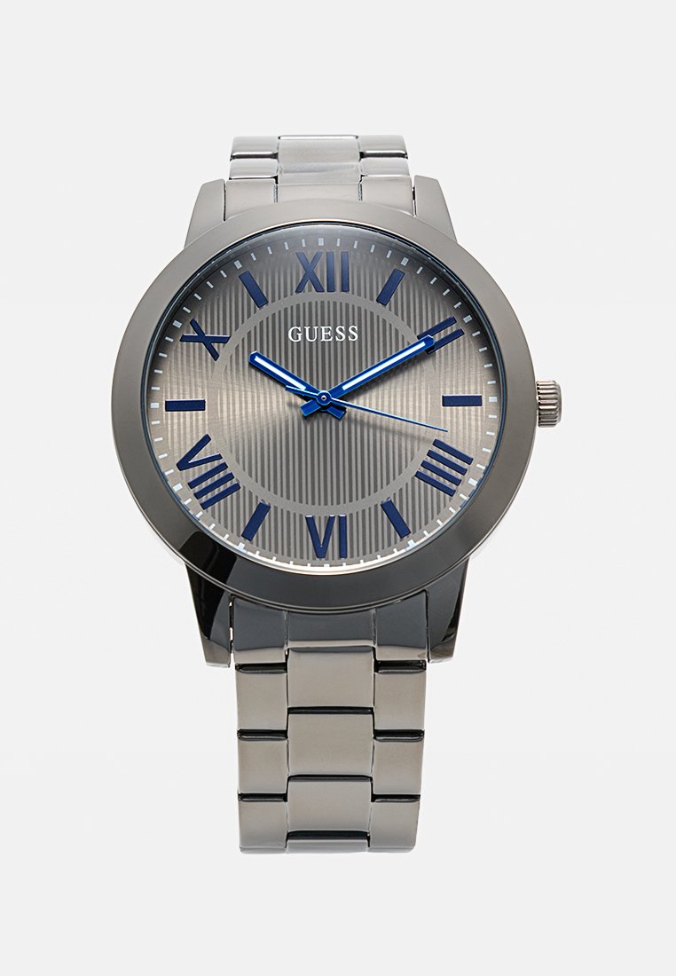 Reloj de metal plateado con esfera gris texturizada, marcadores de hora y agujas azules, números romanos y una pulsera de eslabones.