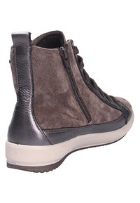 Stivaletti alla caviglia in suede e pelle grigi con zip laterale, dettagli texture e suola in gomma. Presentano una punta arrotondata e un collare imbottito.