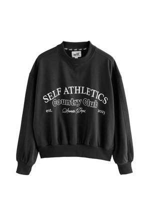 Černá mikina vyrobená z měkké látky s kulatým výstřihem, volným střihem a žebrovanými manžetami. Obsahuje bílý text: "SELF ATHLETICS Country Club est. 2023".