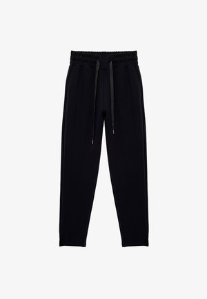 Sorte joggers med snor i taljen, lavet af et blødt stof, med tapered ben og elastiske manchetter. Ingen synlige mønstre eller logoer.