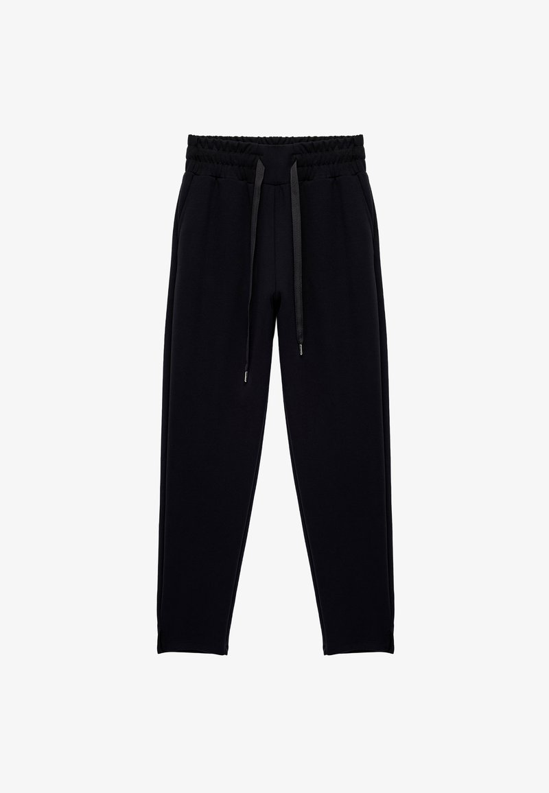 Czarne joggery z regulowanym pasem, wykonane z miękkiego materiału, z tapered legs i elastycznymi mankietami. Brak widocznych wzorów i logo.