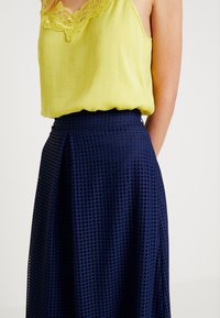 Tommy Hilfiger A-linjainen hame - blue