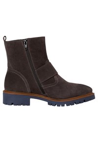 Bota de tobillo de ante gris oscuro con cremallera lateral y correa. Presenta una suela de goma azul con una banda de rodadura texturizada para mayor tracción.