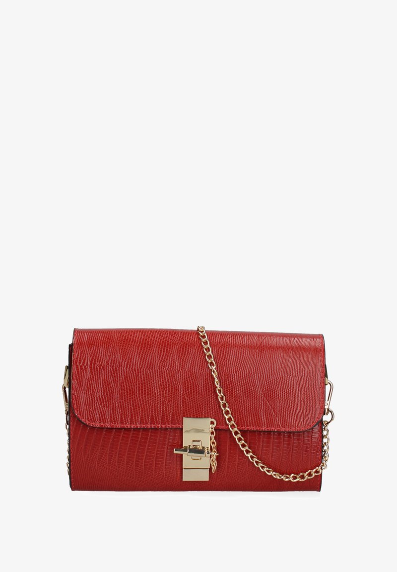 Sac à main en cuir texturé rouge avec une chaîne dorée, rabat pliable et fermoir métallique. Présente une forme rectangulaire élégante.