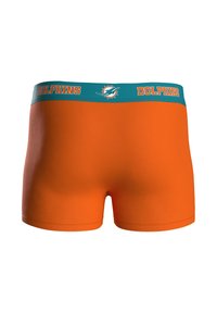 Oranžové boxerky s tyrkysově elastickým páskem s nápisem "DOLPHINS" a logem. Hladká textura, přiléhavý střih a délka po polovinu stehen.