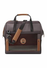 Borsa in tessuto marrone con dettagli in pelle, chiusura con cerniera, manico superiore e tracolla regolabile. Presenta un logo circolare e pannelli in rete.