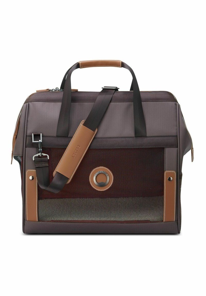 Borsa in tessuto marrone con dettagli in pelle, chiusura con cerniera, manico superiore e tracolla regolabile. Presenta un logo circolare e pannelli in rete.