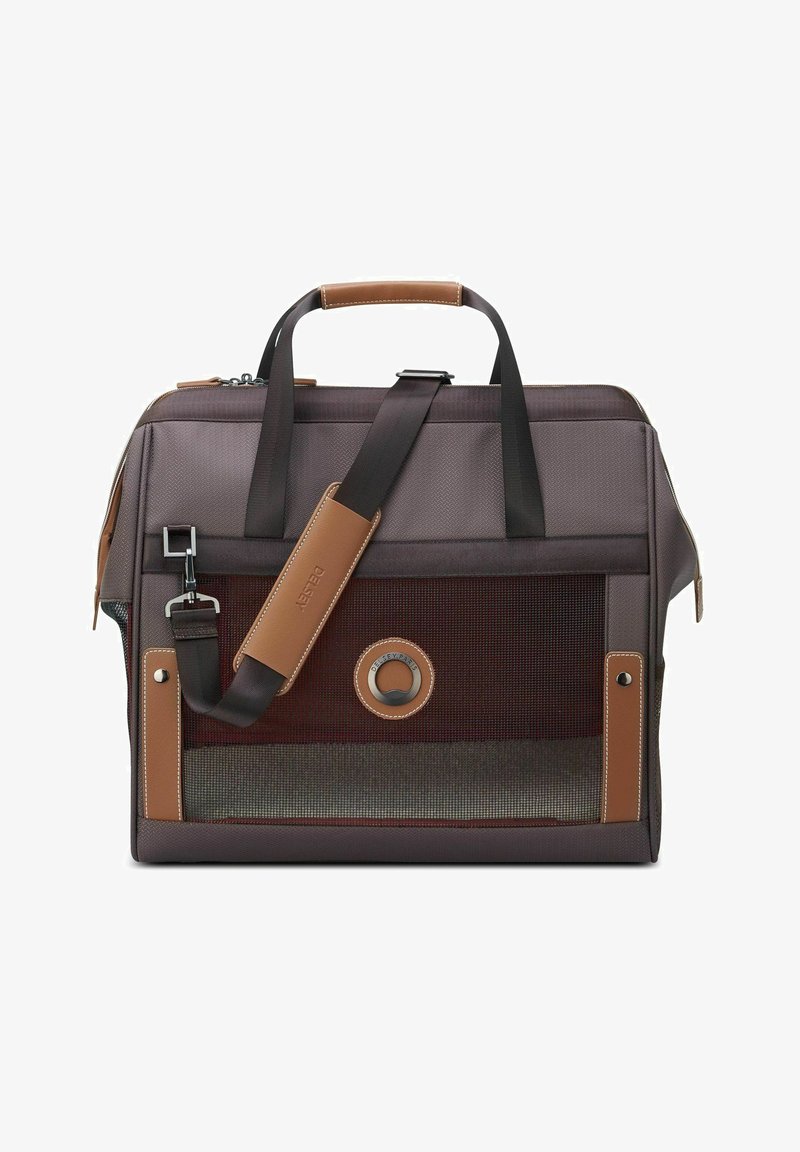 Borsa in tessuto marrone con dettagli in pelle, chiusura con cerniera, manico superiore e tracolla regolabile. Presenta un logo circolare e pannelli in rete.