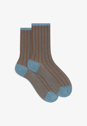Calzini a righe marroni con un risvolto e una punta azzurri. Realizzati in un materiale testurizzato con un leggero luccichio. Le righe verticali sono predominanti.