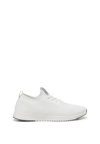 Chaussures de sport blanches en maille respirante. Elles présentent des panneaux latéraux texturés, une fermeture à lacets et une semelle légère avec adhérence.