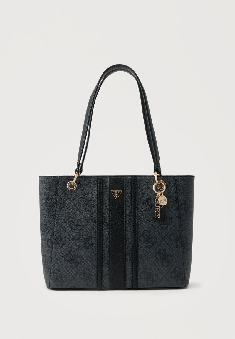 Μαύρη τσάντα Tote Guess με μοτίβο από μονόγραμμα, διπλές λαβές και χρυσά κρεμαστά διακοσμητικά λογότυπου που κρέμονται από τη μία λαβή.