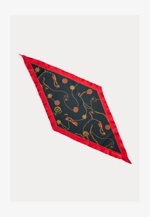 Écharpe en soie, en forme de diamant, avec une bordure en satin rouge. Fond sombre avec des motifs décoratifs dorés et rouges, y compris des chaînes et des étoiles.