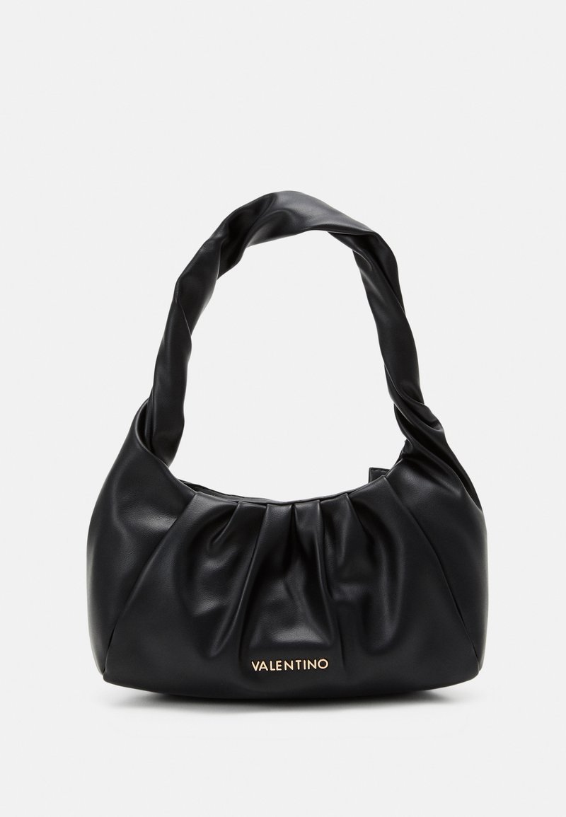 Svart läderhandväska med en snodd handtag och samlad design. Har en gyllene varumärkesdetalj på framsidan. Slät textur.