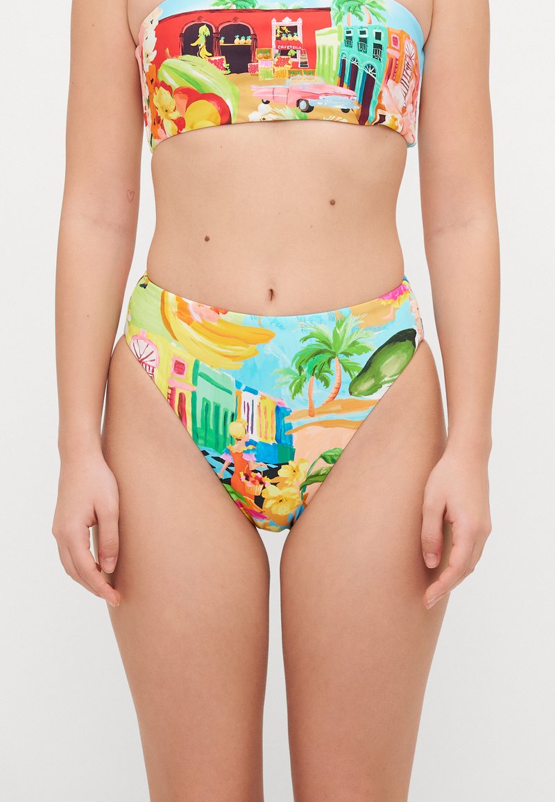 Färggård bikini-set med bandeau-top och högmidjad underdel, med tropiska mönster föreställande frukter och landskap. Slät, elastisk tyg.