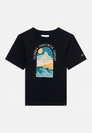 Tricou negru cu mâneci scurte, cu un desen grafic reprezentând un munte, soare, valuri și textul „Columbia Sportswear Company” deasupra designului.