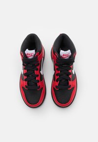 Svarta och röda högkängor med läder- och meshamaterial, med vita accenter, perforerad tå och svarta snörningar.