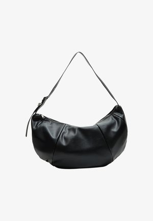 Czarna torebka na ramię z ekoskóry o zaokrąglonym kształcie, miękkiej teksturze i pojedynczym pasku. Posiada zapięcie na zamek błyskawiczny i delikatne detale szwów.