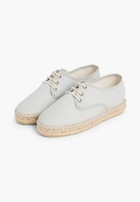 Espadrillas in tela grigia chiara con lacci beige, suola in juta intrecciata, punta arrotondata e semplice cucitura lungo il bordo.