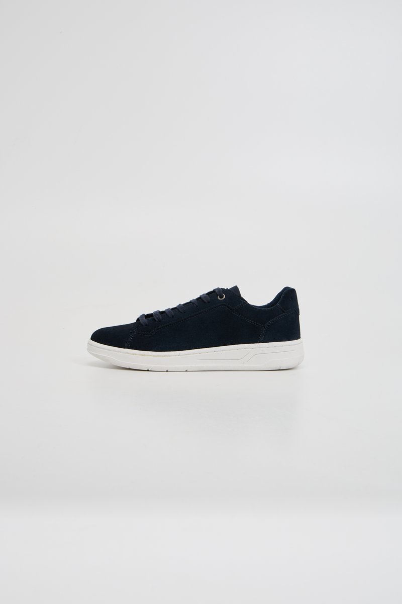 Sneaker in suede blu navy con suola in gomma bianca, caratterizzata da punta rotonda, allacciatura e dettagli di cucitura minimalisti.
