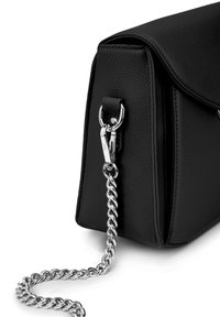 Černá kožená kabelka s texturovaným povrchem, elegantního designu a stříbrného řetízkového popruhu. Výrazný klips na boku.