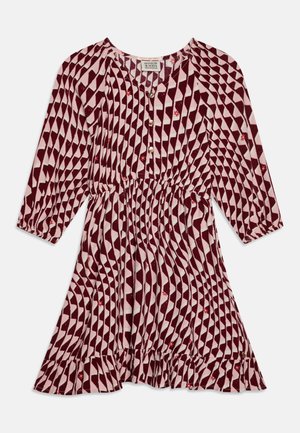 Piros és rózsaszín mintás ruha gombos nyakkivágással, hosszú ujjakkal és fodros aljjal. Könnyű anyagból készült, pliszírozott kialakítással.