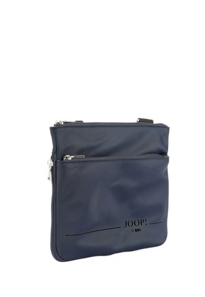 Mørkeblå crossbody taske med to lynlåslommer og sort "JOOP! JEANS" logo foran.