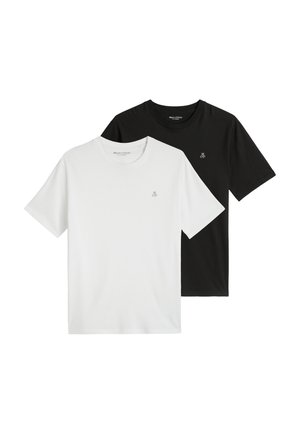 Due t-shirt Marc O’Polo, una bianca e una nera, ciascuna con un piccolo logo sul petto, posate distese su uno sfondo bianco.