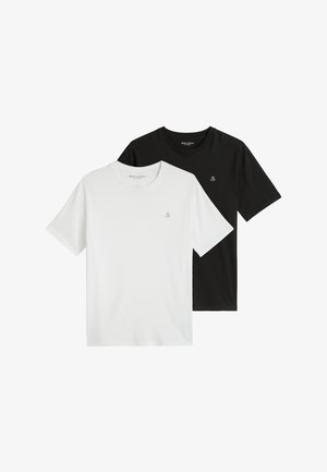 Twee Marc O’Polo T-shirts, één witte en één zwarte, elk met een klein logo op de borst, plat gelegd op een witte achtergrond.