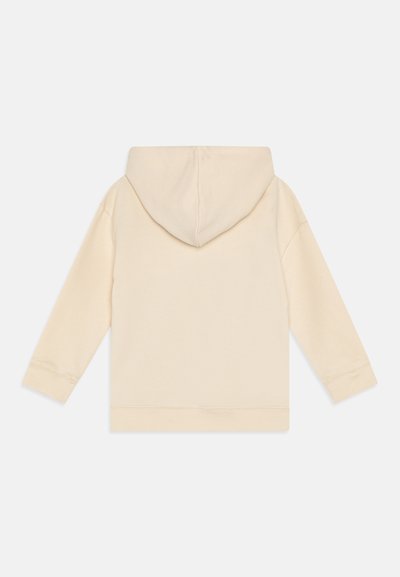 Beżowa bluza z kapturem z długimi rękawami, z ribbowanymi mankietami i dołem. Gładka faktura, prosty design i brak widocznych wzorów.