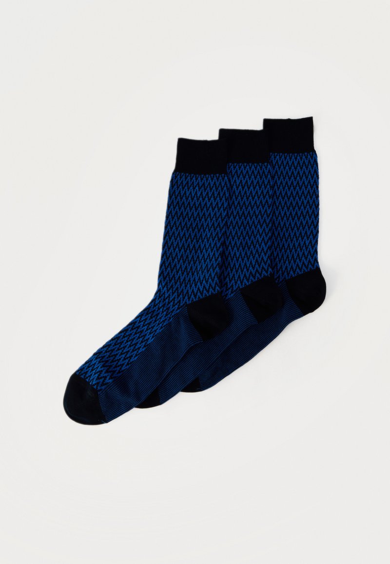 Trois paires de chaussettes à motifs en zigzag bleu et noir avec des orteils, talons et bords noirs, disposées côte à côte sur un fond blanc.
