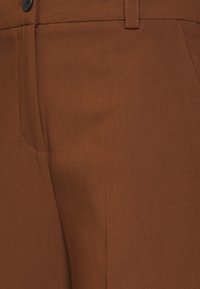 Modström GALE PANTS - Calças - pecan