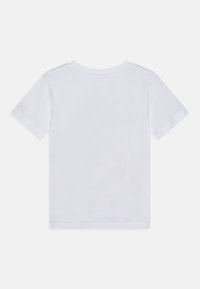 Camiseta de algodón blanca con mangas cortas, cuello redondo y una textura suave. Diseño en la parte posterior simple, sin patrones o acentos visibles.