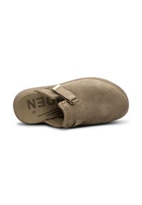 Smeđi antilop cipele bez petnog dijela s teksturiranom trakom i zlatnim detaljem. Imaju obloženi potplat i uvučeni logo na ulošku.