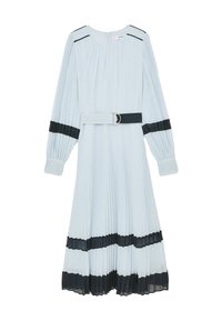 Rochie plisată albastru deschis cu mâneci lungi, dungi negre accentuate la umeri și tiv, talie strânsă cu o curea neagră și elemente aurii.