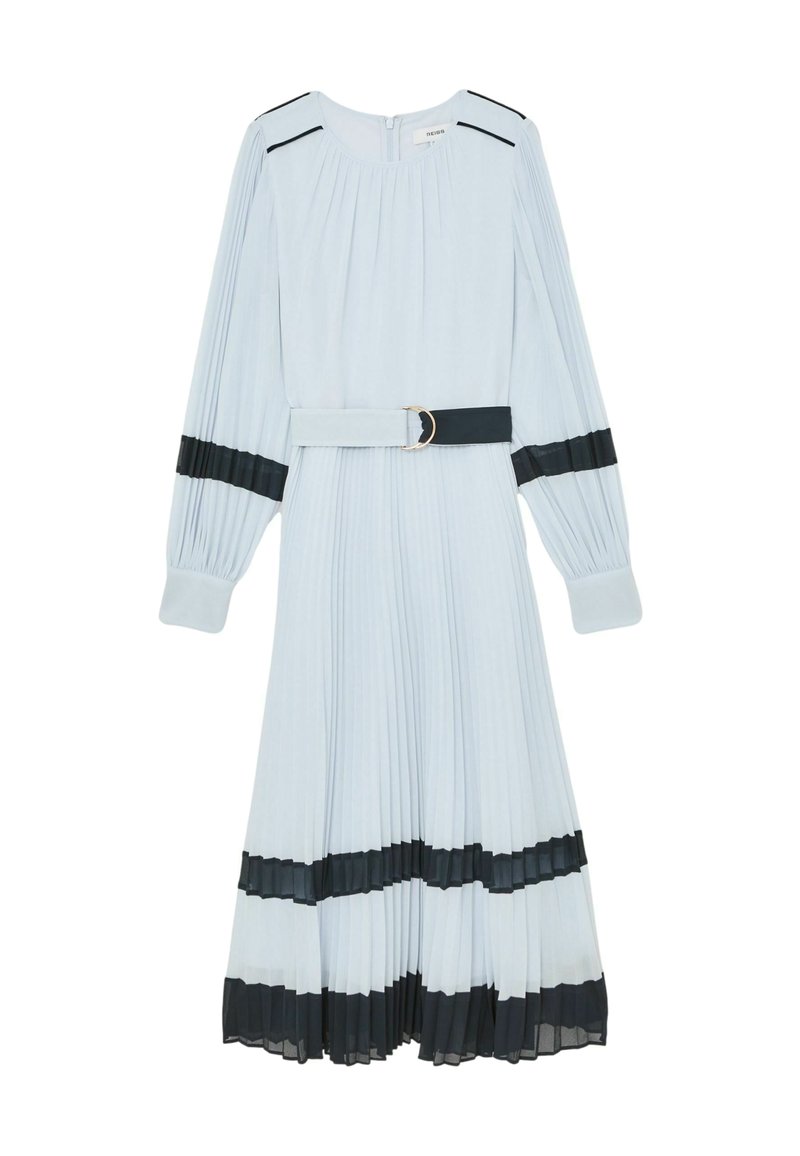 Rochie plisată albastru deschis cu mâneci lungi, dungi negre accentuate la umeri și tiv, talie strânsă cu o curea neagră și elemente aurii.